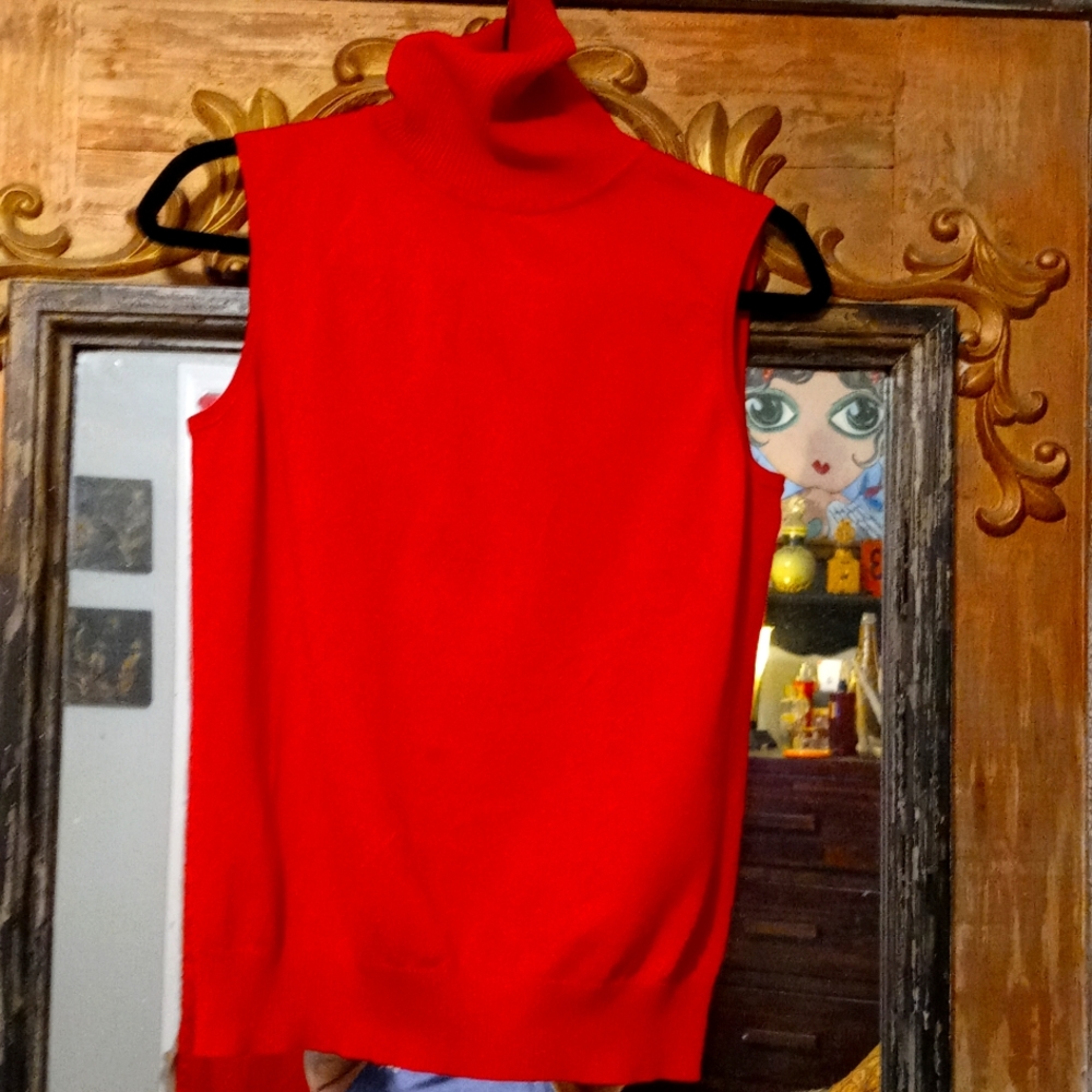 Sleeveless turtleneck